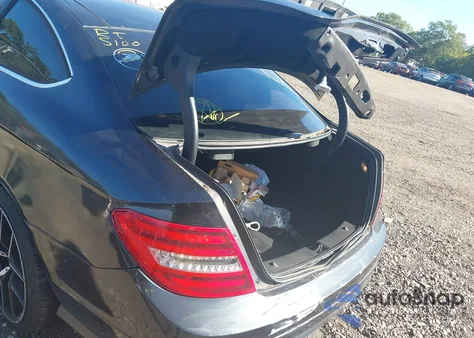 2012 Mercedes-Benz C 250 z USA, uszkodzony, nr VIN WDDGJ4HB6CF754679